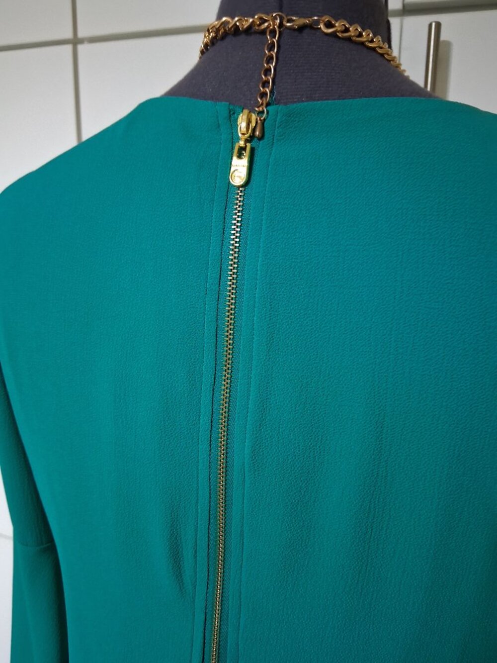 2 items - Bebe Butterfly Sleeve Emerald Green Shift Mini Dress Size L & Necklace - Picture 8 of 10
